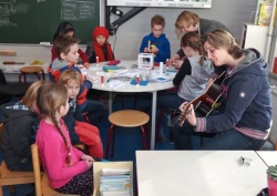 Ook een muzieklesje behoorde tot een van de activiteiten.